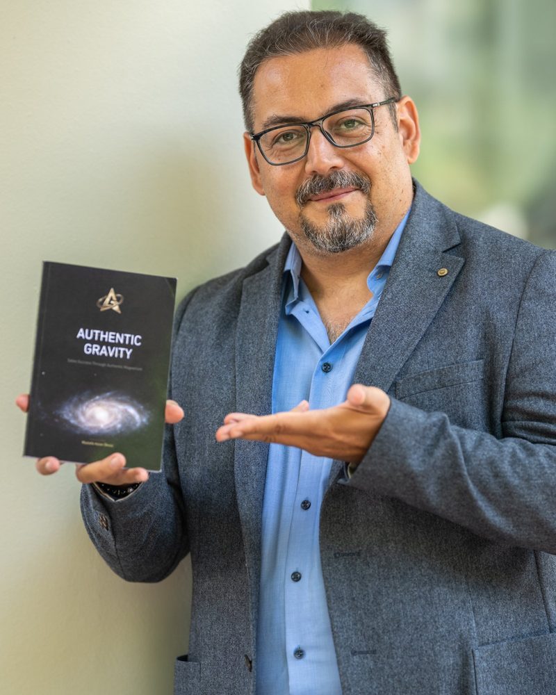 Mustafa Aslan Öksüz mit seinem Buch Authentic Gravity